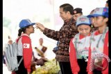 Presiden Joko Widodo berbincang dengan seorang peserta saat peringatan Hari Keluarga Nasional (Harganas) ke-23 di Kupang, Nusa Tenggara Timur, Sabtu (30/7). Harganas tahun 2016 memperkenalkan empat konsep besar yaitu keluarga berkumpul, keluarga berinteraksi, kekuarga berdaya, dan keluarga peduli serta berbagi yang diharapkan menjadi momentum membangun karakter bangsa dan mewujudkan Indonesia sejahtera. ANTARA FOTO/Setpres-Cahyo/wdy/16.