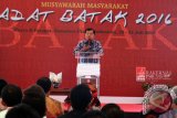 Wakil Presiden Jusuf Kalla, menyampaikan sambutan pada Musyawarah Masyarakat Adat Batak 2016, di Simalungun, Parapat, Sumatera Utara, Sabtu (30/7). Musyawarah yang diikuti perwakilan marga-marga Batak tersebut untuk membahas tentang hukum adat, keberagaman dan kepemilikan atas tanah yang akan disampaikan kepada pemerintah pusat. ANTARA SUMUT/Irsan Mulyadi/16