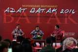 Wakil Presiden Jusuf Kalla (tengah) didampingi Gubernur Sumatera Utara, T Erry Nuradi (kiri) dan Ketua Umum Punguan Simbolon Dohot Boruna Indonesia (PSBI) Effendi Simbolon (kanan) menjawab pertanyaan peserta dialog Musyawarah Masyarakat Adat Batak 2016, di Simalungun, Parapat, Sumatera Utara, Sabtu (30/7). Musyawarah yang diikuti perwakilan marga-marga Batak tersebut untuk membahas tentang hukum adat, keberagaman dan kepemilikan atas tanah yang akan disampaikan kepada pemerintah pusat. ANTARA SUMUT/Irsan Mulyadi/16