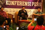 Walikota Kediri Abdullah Abu Bakar (tengah) menjawab pertanyaan wartawan didampingi Guru Besar Universitas Indonesia Rhenald Kasali (kanan) saat konferensi pers lanching city branding di Kota Kediri, Jawa Timur, Sabtu (30/7). Kota Kediri resmi menggunakan logo baru dengan tagline 'Harmoni Kediri' sebagai city branding identitas kota guna mendorong pertumbuhan ekonomi regional. Antara Jatim/Prasetia Fauzani/16