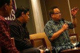 Guru Besar Universitas Indonesia Rhenald Kasali (kanan) didampingi walikota Kediri Abdullah Abu Bakar (tengah) menjawab pertanyaan wartawan saat konferensi pers lanching city branding di Kota Kediri, Jawa Timur, Sabtu (30/7). Kota Kediri resmi menggunakan logo baru dengan tagline 'Harmoni Kediri' sebagai city branding identitas kota guna mendorong pertumbuhan ekonomi regional. Antara Jatim/Prasetia Fauzani/zk/16