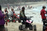 Pelaku usaha wisata mengendarai kendaraan ATV (all terrain vehicle) di pesisir Pantai Klayar, Pacitan, Jawa Timur, Minggu (31/7). Warga lokal memanfaatkan tingginya angka kunjungan wisatawan domestik maupun mancanegara di daerah itu yang mencapai 1 juta per tahun (data 2015) dengan menyediakan jasa angkutan ATV bertarif Rp25 ribu per orang sekali jalan keliling pantai. Antara Jatim/Destyan Sujarwoko/zk/16