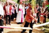 Bupati Sekadau Rupinus, SH, M.Si dan Wakil Bupati Sekadau Aloysius, SH, M.Si meresmikan Gereja Katolik Santo Petrus Rasul Stasi Tapang Tingang Paroki Yesus Tersalib Nanga Taman Keuskupan Sanggau pada Minggu (31/7). (Foto Istimewa)