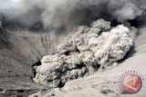 Semburan abu vulkanis keluar dari kawah Gunung Bromo, Probolinggo, Jawa Timur, Selasa (12/7). Aktivitas Gunung Bromo mengalami peningkatan dengan gempa tremor amplitudo maksimal 3-21 milimeter dan tinggi asap abu vulkanis 300-800 meter dari puncak kawah. ANTARA FOTO/Umarul Faruq/wdy/16.