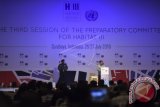 Wakil Presiden Jusuf Kalla (kanan) memberikan pemaparan pada pembukaan Preparatory Committee (PrepCom) III UN Habitat di Surabaya, Jawa Timur, Senin (25/7). Prepcom UN Habitat III yang dilaksanakan hingga 27 Juli tersebut merupakan persiapan pertemuan Persatuan Bangsa-Bangsa (PBB) tentang perumahan dan pembangunan perkotaan berkelanjutan di Quito, Ekuador pada 17 Oktober 2016. ANTARA FOTO/Zabur Karuru/wdy/16.