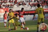 Pesepak bola Bali United, Alsan Putra Masat Sanda (kedua kanan) berebut bola dengan pesepak bola Presgres, David Faristian (ketiga kiri) dalam pertandingan Torabika Soccer Championship 2016 di Stadion I Wayan Dipta, Gianyar, Bali, Senin (1/8). Pertandingan berakhir imbang dengan skor 1-1. ANTARA FOTO/Nyoman Budhiana/16.