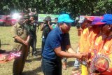 Bupati HSS H Achmad Fikry membuka secara resmi kegiatan Lauching pencegahan dan penanggulangan kebakaran hutan dan lahan (Karhutla) melalui deteksi dini berbasis masyarakat, bertempat di Lapangan Datu Durabu, Kalumpang, Kabupaten Hulu Sungai Selatan, Selasa (19/7) Pukul 13.00 Wita. Foto:Antaranews Kalsel/Fatturahman/G.
