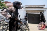 Aparat kepolisian bersenjata lengkap melakukan pengamanan Vihara Buddha Tirta di Lhokseumawe, Aceh, Minggu (31/7). Pascakerusuhan yang disertai pembakaran vihara dan klenteng di Kota Tanjung Balai, Asahan, Sumatra Utara, pengamanan di sejumlah rumah peribadatan di Aceh ditingkatkan. ANTARA FOTO/Rahmad/kye/16