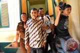 Mantan Gubernur Sumut yang menjadi terdakwa kasus korupsi Gatot Pujo Nugroho dikawal petugas usai mengikuti sidang perdana di Pengadilan Negeri Tipikor Medan, Sumatera Utara, Senin (1/8). Jaksa mendakwa Gatot Pujo Nugroho melakukan tindak korupsi dalam kasus dugaan dana hibah serta bantuan sosial (bansos) Pemerintah Sumatera Utara tahun 2013. ANTARA SUMUT/Septianda Perdana/16