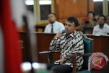 Mantan Gubernur Sumut yang menjadi terdakwa kasus korupsi Gatot Pujo Nugroho memberikan keterangan saat menjalani sidang perdana di Pengadilan Negeri Tipikor Medan, Sumatera Utara, Senin (1/8). Jaksa mendakwa Gatot Pujo Nugroho melakukan tindak korupsi dalam kasus dugaan dana hibah serta bantuan sosial (bansos) Pemerintah Sumatera Utara tahun 2013. ANTARA SUMUT/Septianda Perdana/16 
