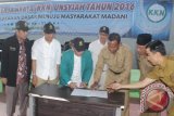 Bupati Aceh Timur Hasballah Bin M Thaeb (ketiga kanan) bersama Wakil Rektor Bidang Mahasiswa dan Alumni Universitas Syiah Kuala (UNSYIAH) Alfiansyah Yuliannur (ketiga kiri) menandatangani berkas serah terima mahasiswa dan mahasiswi di Gedung Idi Sport Center (ISC) Aceh Timur, Aceh, Senin (1/8). Sebanyak 2.033 mahasiswa/mahasiswi mengikuti program Kuliah Kerja Nyata (KKN) Unsyiah selama satu bulan penuh dan ditempatkan di 286 Desa di Kabupaten setempat untuk mengabdi dan melakukan berbagai kegiatan yang bermamfaat seperti meningkatkan pelayanan dasar menuju masyarakat madani. ANTARA FOTO/Syifa Yulinnas/ama/16.