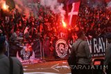 Sejumlah suporter Persik Kediri menyalakan flare usai Persik Kediri berhasil mengalahkan Persatu Tuban dengan skor 2-1 dalam Kompetisi Indonesia Soccer Championship (ISC) B di Stadion Brawijaya, Kota Kediri, Jawa Timur, Selasa (2/8). Persik Kediri berhasil menjadi juara group 6 ISC B dengan penampilan tanpa pernah kalah dalam sembilan kali pertandingan. Antara Jatim/Prasetia Fauzani/zk/16