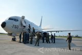 Sejumlah anggota TNI AL melihat Pesawat intai canggih P-8 Poseidon milik Angkatan Laut Amerika Serikat yang tiba di Puspenerbal Juanda, Sidoarjo, Jawa Timur, Selasa (2/8). Kedatangan Pesawat intai canggih P-8 Poseidon milik Angkatan Laut Amerika Serikat tersebut dalam rangka bagian dari pelaksanaan latihan bersama antara US Navy dengan TNI Angkatan Laut dengan nama Cooperation Afloat Readiness and Training (CARAT) 2016. Antara Jatim/Umarul Faruq/zk/16