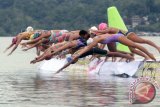 Sejumlah perenang saat mengikuti Kejuaraan Renang Perairan Terbuka 'Teluk Ambon Open Water Swimming II' yang berlangsung di Ambon, Maluku. Kejuaraan yang diikuti 76 perenang dari 10 provinsi serta tiga negara tetangga yaitu Singapura, Malaysia dan Thailand. (ANTARAFOTO/Izaac Mulyawan/Dok).