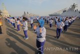 Ribuan prajurit Koarmatim, PNS, dan Jalasenastri dari berbagai Kotama TNI AL bersenam bersama di Dermaga Madura Koarmatim, Ujung Surabaya, Jawa Timur, Selasa (2/8). Kegiatan tersebut dalam rangka menyambut serta memeriahkan Hari Ulang Tahun (HUT) Jalasenastri ke-70 yang jatuh pada tanggal 27 Agustus 2016. Antara Jatim/Didik Suhartono/zk/16