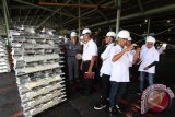 Sejumlah siswa mengamati aluminium ingot milik PT Inalum Kuala Tanjung Kabupaten Batubara, Sumatera Utara, Selasa (2/8). Sebanyak 19 siswa terbaik tingkat SMA/SMK asal Sulawesi Barat tersebut mengikuti program Siswa Mengenal Nusantara gawean Kementerian BUMN untuk diperkenalkan kepada kekayaan alam dan kebudayaan masyarakat di Sumut. ANTARA SUMUT/Septianda Perdana/16