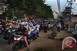 Kemacetan di Tanjung Raya II Pontianak â€“ Antrean kendaraan yang didominasi roda dua terlihat di Jalan Tanjung Raya II Pontianak, Selasa (2/8) pagi.Petugas kepolisian cukup kewalahan dalam mengatur lalu lintas.Kondisi ini terjadi karena di wilayah tersebut terdapat sejumlah sekolah sehingga kerap menimbulkan kemacetan. (Foto Suma Akmal)