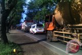 Sejumlah kendaraan berat seperti truk tangki dan mobil angkutan molen tampak antre hendak melewati Jembatan Landak dari arah Pontianak Utara menuju Pontianak Kota dan Timur. Pemandangan seperti ini, rutin terlihat pada pagi dan sore hari terutama pukul 07.00 - 08.00 WIB dan 16.00 - 17.00 WIB. (Foto Idawati)