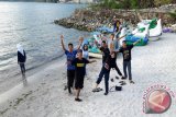 ara pelajar SLTA dan SMK dari Mamuju Provinsi Sulawesi Barat yg tergabung dalam 'Siswa Mengenal Nusantara' kerjasama BUMN dlm rangkaian HUT RI KE-71 Rabu sore menikmati daerah wisata Danau Toba, Parapat Kabupaten Simalungun setelah dua hari melakukan kegiatan di Kabupaten Batubara, Provinsi Sumatera Utara