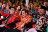 Mentri Dalam Negeri Tjahyo Kumolo (kiri), Mentri Hukum dan HAM Yasona Laoly, dan Wakil Gubernur Jatim Syaifullah Yusuf memekikkan merdeka saat pembukaan festival wayang nusantara di lapangan Aloon-Aloon Blitar, Jawa Timur, Selasa (2/8) malam. Selain sebagai ungkapan rasa syukur atas penetapan 1 Juni sebagai hari lahir Pancasila oleh Presiden RI Joko Widodo beberapa waktu lalu, Festival Wayang Nusanatara yang bakal digelar di 13 Kota/Kabupaten di Jatim tersebut juga bertujuan untuk kembali mengkampanyekan wayang sebagai budaya bangsa serta ajang untuk mengeratkan persaudaraan. Antara Jatim/Irfan Anshori/zk/16