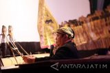 DaLang Ki Anom Suroto memainkan wayang saat pembukaan festival wayang nusantara di lapangan Aloon-Aloon Blitar, Jawa Timur, Selasa (2/8) malam. Selain sebagai ungkapan rasa syukur atas penetapan 1 Juni sebagai hari lahir Pancasila oleh Presiden RI Joko Widodo beberapa waktu lalu, Festival Wayang Nusanatara yang bakal digelar di 13 Kota/Kabupaten di Jatim tersebut juga bertujuan untuk kembali mengkampanyekan wayang sebagai budaya bangsa serta ajang untuk mengeratkan persaudaraan. Antara Jatim/Irfan Anshori/zk/16