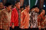 Mentri Dalam Negeri Tjahyo Kumolo (dua kiri), Mentri Hukum dan HAM Yasona Laoly (tengah), Gubernur Jatim Soekarwo (kanan), Wakil Gubernur Jatim Syaifullah Yusuf (dua kanan), dan BUpati Blitar Rijanto (kanan) menyanyikan lagu Indonesia Rayaa saat pembukaan festival wayang nusantara di lapangan Aloon-Aloon Blitar, Jawa Timur, Selasa (2/8) malam. Selain sebagai ungkapan rasa syukur atas penetapan 1 Juni sebagai hari lahir Pancasila oleh Presiden RI Joko Widodo beberapa waktu lalu, Festival Wayang Nusanatara yang bakal digelar di 13 Kota/Kabupaten di Jatim tersebut juga bertujuan untuk kembali mengkampanyekan wayang sebagai budaya bangsa serta ajang untuk mengeratkan persaudaraan. Antara Jatim/Irfan Anshori/zk/16