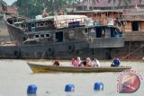 Beberapa perahu dan kapal barang beraktivitas di aliran Sungai Batanghari, Jambi, Sabtu (30/7). Pemerintah Kota Jambi tengah menyiapkan konsep pengembangan wisata bernuansa air di sekitar kawasan Sungai Batanghari untuk meningkatkan jumlah kunjungan wisatawan ke daerah itu sekaligus upaya menumbuhkan sumber-sumber ekonomi baru bagi masyarakat sekitar. ANTARA FOTO/Wahdi Septiawan/nz/16.