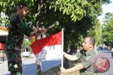 Prajurit TNI Kodim 0101/BS memasang umbul-umbul bendera merah putih di sepanjang jalan protokol di Kota Banda Aceh, Aceh, Rabu (3/8). Pemasangan bendera dan umbul-umbul merah putih untuk memeriahkan hari ulang tahun (HUT) kemerdekaan Republik Indonesia yang ke-71. ANTARA FOTO/Irwansyah Putra/foc/16.