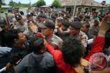 Pendemo dari Aliansi Pembela Rakyat (Ampera) terlibat bentrok dengan aparat keamanan saat aksi demo di depan Kantor PT Pertamina Hulu Energi (PHE), Point A, Aceh Utara, Provinsi Aceh, Rabu (3/8). Bentrok itu terjadi pada saat puluhan pendemo menerobos paksa pagar betis petugas keamanan dan membakar kardus diarea berbahaya, menuntut perusahaan PHE membuka besi palang coran penutup jalan Cluster I dan Cluster IV, sejumlah pendemo, polisi dan wartawan yang berada di lokasi terjadinya bentrok luka luka. ANTARA FOTO/Rahmad/pd/16