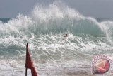 Seorang wisatawan digempur ombak saat berenang di zona berbendera merah atau area berbahaya di Pantai Kuta, Bali, Kamis (4/8). Anggota Badan Penyelamat Wisata Tirta (Balawista) Pantai Kuta memasang sejumlah rambu-rambu larangan berenang di kawasan tersebut karena peningkatan tinggi gelombang di perairan selatan Bali yang mencapai 3,5 meter sejak Rabu (3/8). ANTARA FOTO/Nyoman Budhiana/i018/2016.