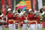 Sejumlah karyawati dari bagian produksi Sigaret Kretek Linting dan Sigaret Kretek Tangan memaikan Marching Band saat kegiatan pembukaan peringatan HUT RI ke-71 di lapangan pabrik rokok PT Gudang Garam, Tbk, Kota Kediri, Jawa Timur, Rabu (3/8). Marching Band Gudang Garam yang terbentuk sejak 2014 tersebut sebagai wadah menyalurkan minat dan bakat sekaligus membangun komunikasi yang harmonis antar karyawan. Antara Jatim/Prasetia Fauzani/zk/16