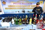 Petugas Bea Cukai memperlihatkan beberapa barang bukti botol minuman dan ikan hiu penyelundupan saat pemusnahan barang bukti hasil penindakan operasi patroli Laut "Gerhana" di Medan, Sumatera Utara, Kamis (4/8). Sebanyak 9.438 botol minuman yang mengandung Etil Alkohol (MMEA) yang tidak dilekati pita cukai, 7.190 karung bawang merah, 173 koli produk hortikultura dan 174 bal pakaian bekas tersebut dimusnahkan Bea dan Cukai yang merupakan bagian dari upaya pencegahan peredaran dan penyelundupan. ANTARA SUMUT/Septianda Perdana/16