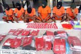 Kepolisian resort Banyuwangi menunjukan sejumlah tersangka beserta barang bukti saat gelar perkara kasus narkoba di Mapolres Banyuwangi, Jawa Timur, Kamis (4/8). Kepolisian resort Banyuwangi berhasil menangkap 16 tersangka kasus narkoba dengan barang bukti sebanyak 80 paket sabu dan extasi yang siap diedarkan. Antara Jatim/Budi Candra Setya/zk/16.