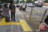 Penyandang disabilitas dari Gerakan Aksesibilitas Umum Nasional (GAUN) melakukan survei lapangan fasilitas trotoar untuk disabilitas di sekitaran Tanah Abang, Jakarta, Jumat (5/8). Dalam survei tersebut masih banyak ditemukan trotoar yang tidak ramah untuk disabilitas diantaranya penghubung trotoar ke jalan yang terlalu curam serta jalur tuna netra yang sering tertutup pohon, kursi maupun gerobak pkl. ANTARA FOTO/Akbar Nugroho Gumay/wdy/16