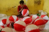 Pekerja membuat lampion merah putih untuk dijual dengan harga Rp20.000 hingga Rp50.000 per buah di kelurahan Jodipan, Malang, Jawa Timur, Jumat (5/8). Perajin lampion di kawasan tersebut mengaku menggenjot produksi untuk memenuhi permintaan lampion merah putih yang meningkat hingga dua kali lipat yakni dari 250 buah menjadi 500 buah per minggu. Antara Jatim/Ari Bowo Sucipto/zk/16.