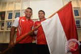 Pembawa bendera kontingen Indonesia yang juga atlet lompat jauh Maria Londa (kanan) bersama atlet lari Sudirman Hadi memegang bendera merah putih saat pelepasan tim Olimpiade Indonesia di Jakarta. Indonesia akan menurunkan 28 atlet dalam Olimpiade 2016 di Rio De Janeiro, Brazil. (ANTARA FOTO/Akbar Nugroho Gumay/Dok).