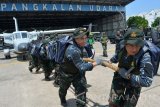 Kepala Staf Angkatan Laut (KASAL) Laksamana TNI Ade Supandi (kedua kanan) saat  mengikuti Outbound TNI AL materi tarik nomed di Pusat Pendidikan Dasar Militer (Pulatdiksarmil) Puspenerbal Juanda Surabaya, Sidoarjo, Jawa Timur, Jumat (5/8). Sebanyak 540 prajurit TNI AL dari berbagai strata dan korps mengikuti Outbound yang bertujuan untuk menciptakan kesamaan pemahaman dan persepsi terhadap kebijakan pimpinan, menjalin silaturrahmi dan meningkatkan solidaritas antar peserta. Amtara Jatim/Umarul Faruq/zk/16