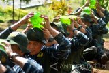 Prajurit TNI AL mengikuti Outbound TNI AL materi estafet air di Pusat Pendidikan Dasar Militer (Pulatdiksarmil) Puspenerbal Juanda Surabaya, Sidoarjo, Jawa Timur, Jumat (5/8). Sebanyak 540 prajurit TNI AL dari berbagai strata dan korps mengikuti Outbound yang bertujuan untuk menciptakan kesamaan pemahaman dan persepsi terhadap kebijakan pimpinan, menjalin silaturrahmi dan meningkatkan solidaritas antar peserta. Antara Jatim/Umarul Faruq/zk/16