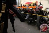 Polisi menghadirkan tersangka spesialis pencurian kendaraan bermotor (Curanmor) bersama barang bukti saat gelar perkara di Mapolres Lhokseumawe, Provinsi Aceh, Kamis (4/8). Dari hasil penangkapan sembilan tersangka dalam satu bulan terakhir itu polisi berhasil mengamankan 26 unit motor. ANTARA FOTO/Rahmad/foc/16.