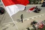 Prajurit TNI AD dari Kodim 0103 Aceh Utara memasang bendera merah putih di sepanjang jalan protokol Kota Lhokseumawe, Provinsi Aceh, Kamis (4/8). Pemasangan 1.000 bendera dan umbul-umbul merah putih itu untuk memeriahkan HUT Kemerdekaan ke-71 RI. ANTARA FOTO/Rahmad/aww/1.6