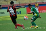 Pesepakbola Bhayangkara Surabaya United Evan Dimas Darmono (kanan) berebut bola dengan pesepakbola Persipura Orvando Ardiles Haay (kiri) dalam pertandingan Torabika Soccer Championship (TSC) di Stadion Delta Sidoarjo, Jawa Timur, Jumat (5/8). Persipura berhasil mengalahkan Bhayangkara Surabay United dengan skor akhir 1-2. Antara JAtim/Umarul Faruq/zk/16