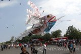 Peserta berusaha menerbangkan layang-layang pada acara Banyuwangi Kite festival 2016 di Pantai Boom, Banyuwangi, Jawa Timur, sabtu (6/8). Festival layang-layang hias yang diikuti ratusan peserta tersebut, mengusung tema 'Kelautan'. Antara Jatim/ Budi Candra Setya/zk/16.