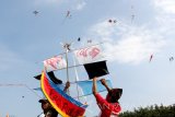 Peserta berusaha menerbangkan layang-layang pada acara Banyuwangi Kite festival 2016 di Pantai Boom, Banyuwangi, Jawa Timur, sabtu (6/8). Festival layang-layang hias yang diikuti ratusan peserta tersebut, mengusung tema 'Kelautan'. Antara Jatim/ Budi Candra Setya/zk/16.