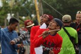 Peserta berusaha menerbangkan layang-layang pada acara Banyuwangi Kite festival 2016 di Pantai Boom, Banyuwangi, Jawa Timur, sabtu (6/8). Festival layang-layang hias yang diikuti ratusan peserta tersebut, mengusung tema 'Kelautan'. Antara Jatim/ Budi Candra Setya/zk/16.