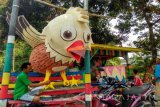 Seorang warga Desa Ngrowo, Kecamatan Kota, Bojonegoro, Jawa Timur, mengecat sebuah maskot Rajawali, Sabtu (6/8). Ia menerima pesanan pembuatan maskot yang biasa dimanfaatkan untuk hiasan di acara pembukaan lokasi wisata, hotel, juga tempat hiburan dengan tarif bisa jutaan rupiah. Antara Jatim/Foto/Slamet Agus Sudarmojo/zk/16. 