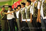 Petugas menyematkan rompi doreng ke anggota Banser Tulungagung saat pengukuhan Satkornas Banser Antinarkoba di Tulungagung, Jawa Timur, Jumat (5/8). Sejak digagas pada Juli 2016, Satkornas Banser kini telah memiliki 12 satuan relawan antinarkoba yang tersebar di seluruh wilayah di Indonesia dan diharapkan akan terus bertambah guna melawan peredaran gelap narkotika di masyarakat. Antara Jatim/Destyan Sujarwoko/zk/16