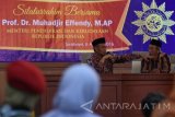 Menteri Pendidikan dan Kebudayaan Muhajir Effendy (kiri) didampingi ketua Pimpinan Wilayah Muhammadiyah (PWM) Jawa Timur, Saad Ibrahim (kanan) menyampaikan sambutannya disela-sela silaturahmi di kantor Pimpinan Wilayah Muhammadiyah (PWM) Jawa Timur, Surabaya, Sabtu (6/8). Saad Ibrahim menyatakan mendukung Muhajir Effendy sebagai Mendikbud untuk menjalankan tugas nya dalam Kabinet Jilid II membantu Presiden Joko Widodo. Antara Jatim/M Risyal Hidayat/zk/16