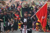Sejumlah penari Barongan menari secara kolosal di area Simpang Lima Gumul, Kabupaten Kediri, Jawa Timur, Sabtu (6/8). Even tahunan yang diikuti oleh 2.023 penari Barongan tersebut bertujuan mempromosikan wisata budaya sekaligus mengukuhkan Barongan sebagai tari khas Kediri. Antara Jatim/Prasetia Fauzani/zk/16