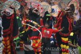 Sejumlah penari Barongan menari secara kolosal di area Simpang Lima Gumul, Kabupaten Kediri, Jawa Timur, Sabtu (6/8). Even tahunan yang diikuti oleh 2.023 penari Barongan tersebut bertujuan mempromosikan wisata budaya sekaligus mengukuhkan Barongan sebagai tari khas Kediri. Antara Jatim/Prasetia Fauzani/zk/16