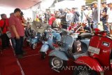 Wali Kota Kediri Abdullah Abu Bakar mengamati kendaraan vespa dalam kegiatan 'Kediri Scooter Festival' oleh Pemkot Kediri bekerjasama dengan Forum Scooter Kediri (Forscook) di area Gedung Olahraga (GOR) Jayabaya Kediri, Jawa Timur, Minggu (7/8). Terdapat sekitar 30 unit kendaraan vespa yang diikutkan dalam kontes tersebut. Festival tersebut juga diikuti para pecinta vespa dari berbagai daerah di Indonesia. Antara Jatim/Foto/Asmaul Chusna/zk/16 